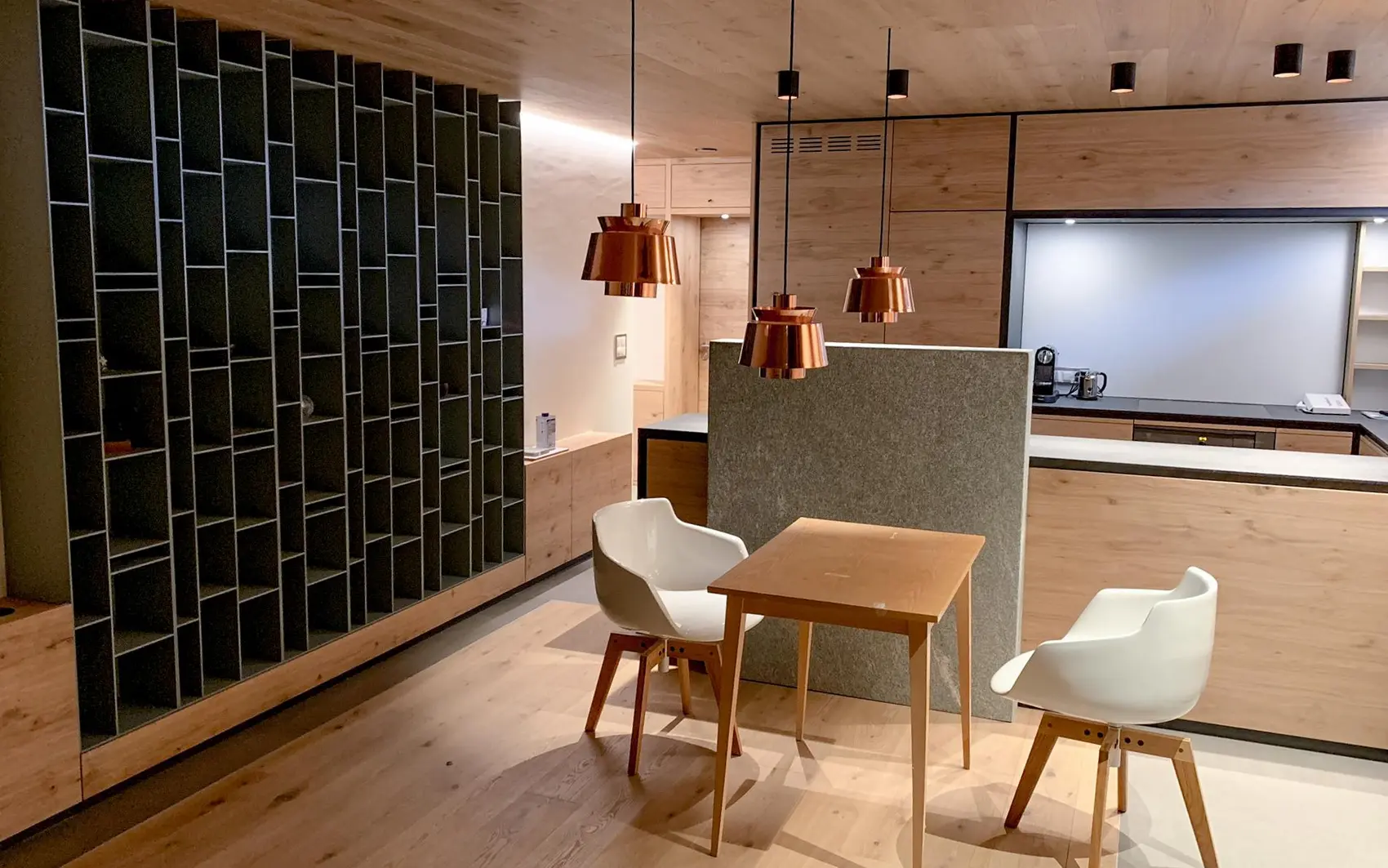 Küche Weitansicht aus Holz und Steinplatten