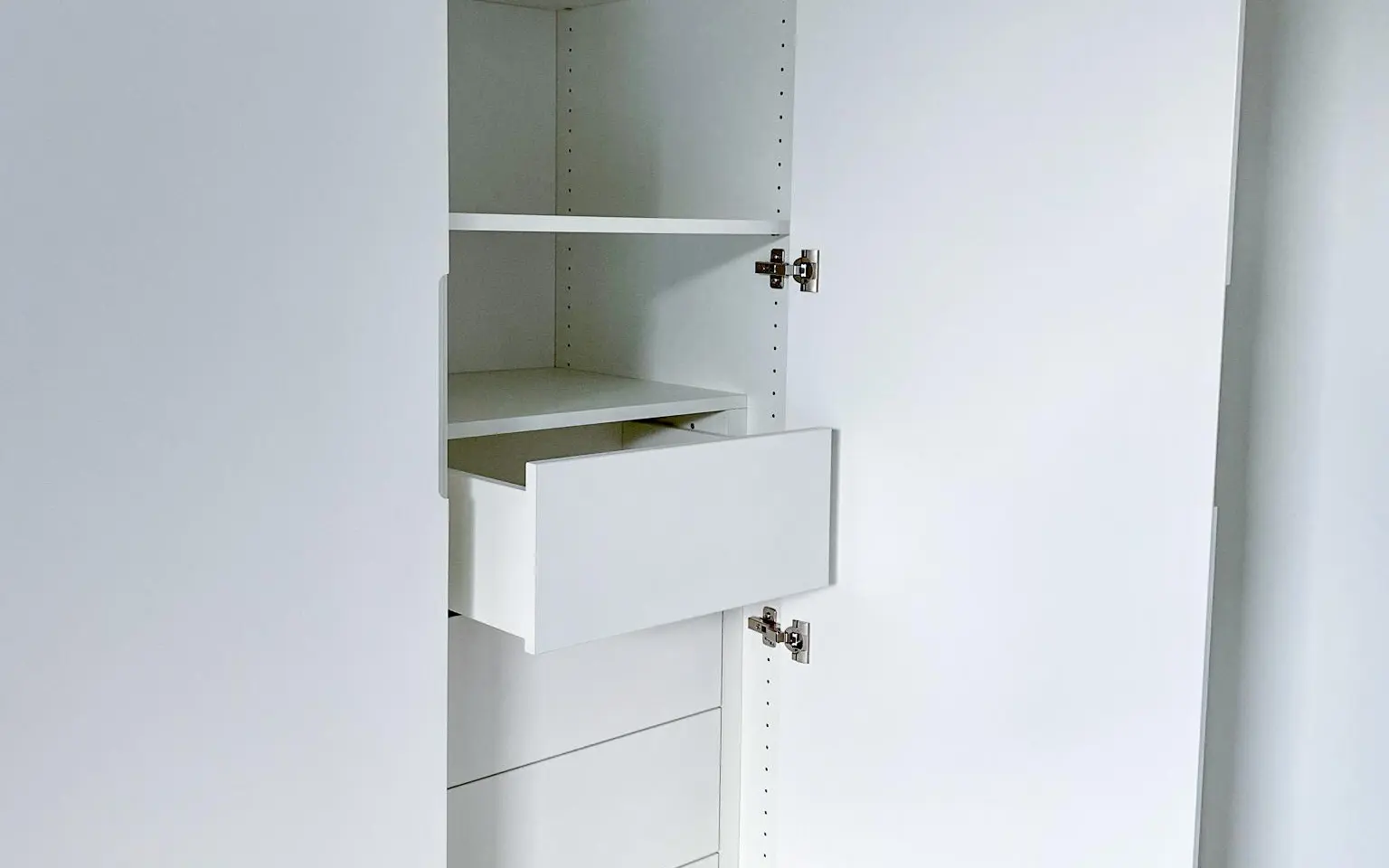 Weisser Schrank mit Schubladen.