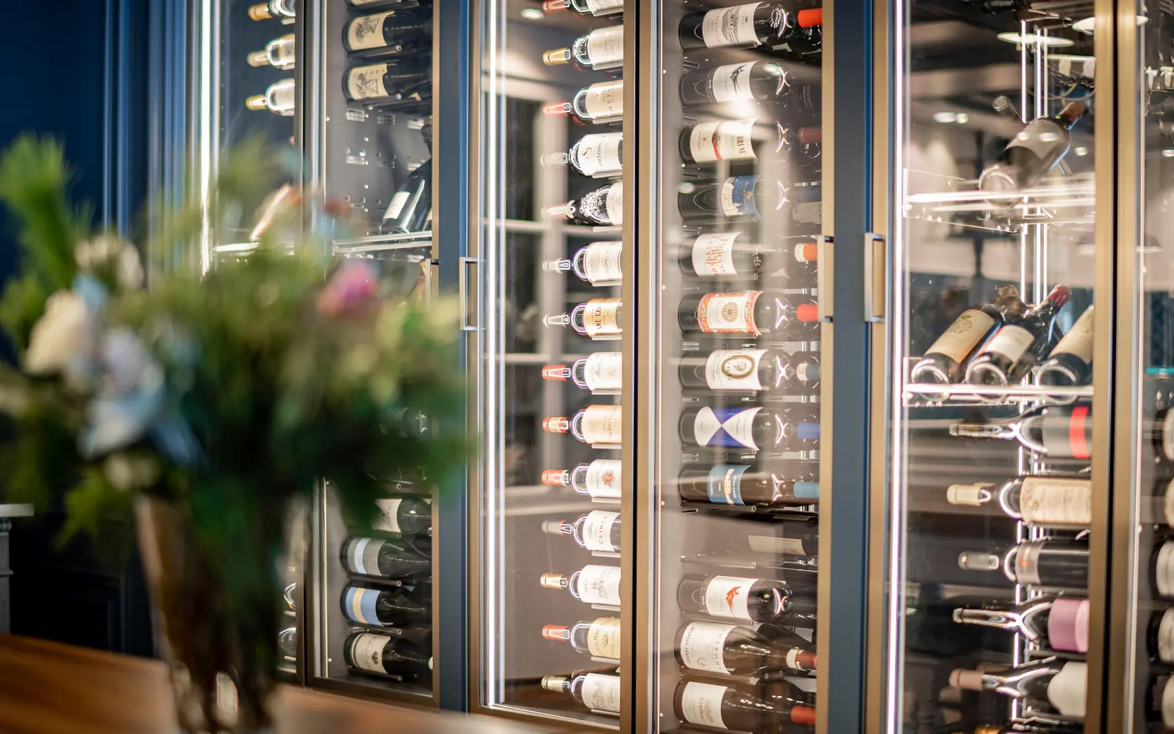 Weinschrank im Hotel Mirabeau in Zermatt.