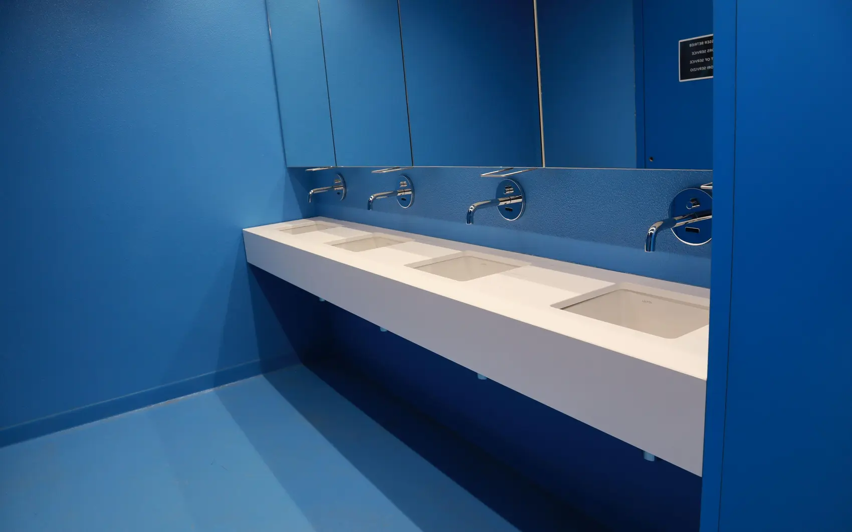 Waschbecken mit integriertem Seifenspender bei der Talstation Zermatt Bergbahnen AG.