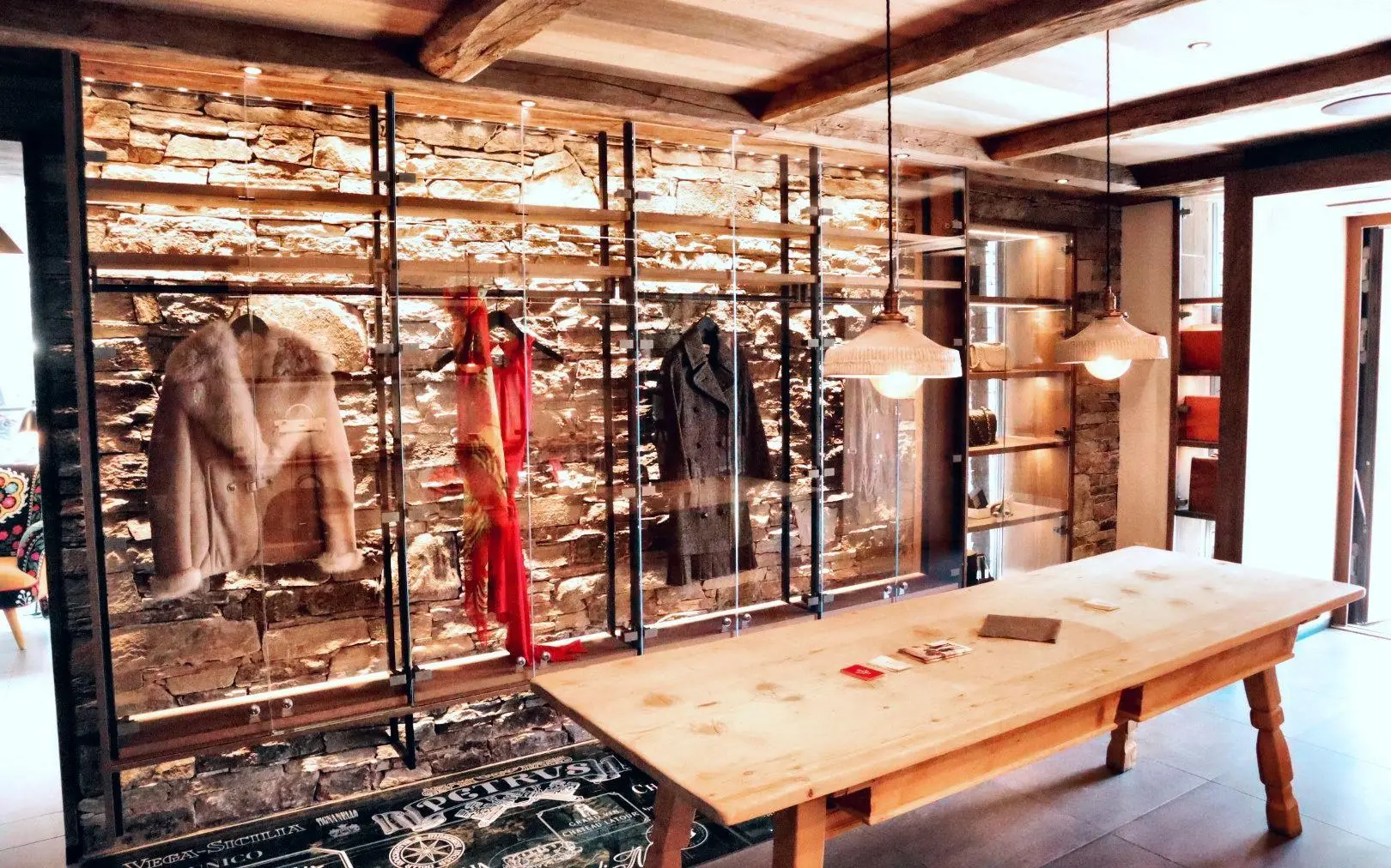 Vitrinen im Hotel Mama Zermatt.