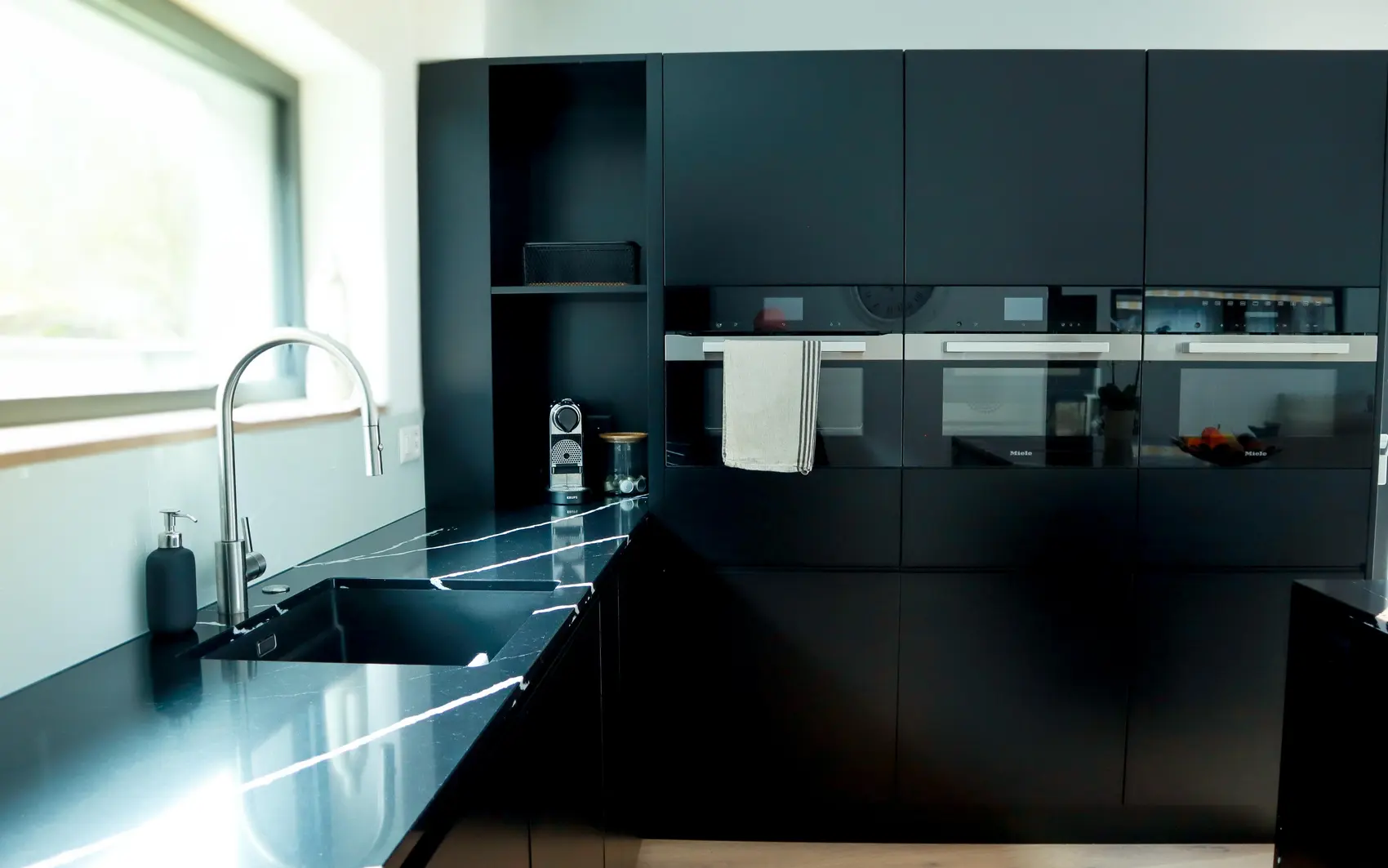 Küche mit mattschwarzen Küchenfronten.