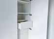 Weisser Schrank mit Schubladen.