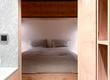 Schränke, Bett und weitere Möbel in Holzoptik.