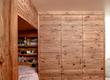 Schlafzimmer mit Kleiderschrank in dunkler Holzoptik.