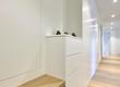 Eingangsbereich mit Kleidungsschrank und Garderobe.